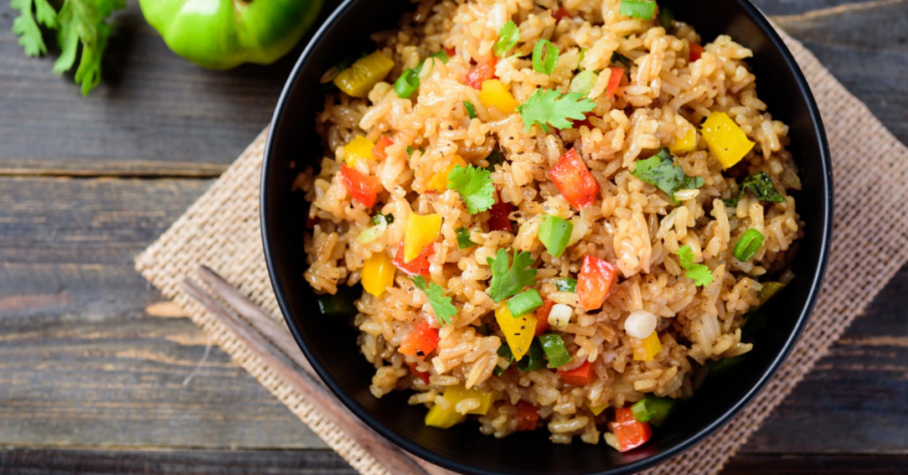 Arroz Integral com Legumes para Diabéticos. O Arroz Integral com Legumes para Diabéticos é uma receita nutritiva e saborosa. O arroz integral é cozido até ficar macio, enquanto cenoura, abobrinha e pimentão são refogados até atingir a textura ideal. Os legumes são então misturados ao arroz, criando uma refeição completa e balanceada. Este prato é uma excelente opção para pessoas com diabetes, proporcionando uma alimentação rica em fibras e nutrientes essenciais para o controle da glicemia.