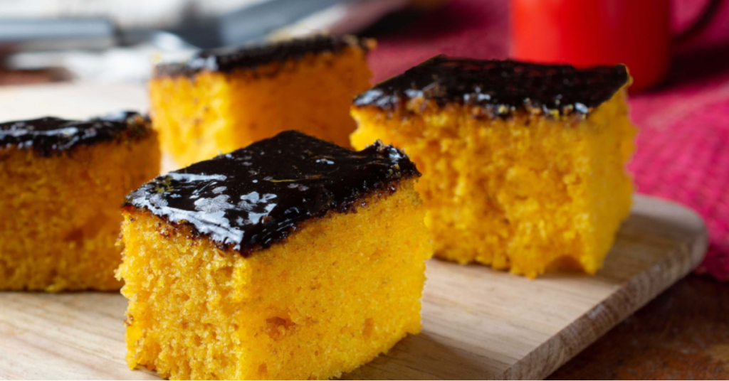 Bolo de Cenoura com Cobertura de Chocolate para Diabéticos. O Bolo de Cenoura com Cobertura de Chocolate para Diabéticos é uma sobremesa saudável e deliciosa. A cenoura, os ovos e o óleo são batidos no liquidificador e depois misturados com a farinha, o adoçante e o fermento. A massa é assada até ficar dourada e, enquanto isso, uma cobertura de chocolate sem açúcar é preparada. Depois de pronto, o bolo é coberto com o chocolate e deixado para esfriar antes de ser servido. Esta receita é a opção perfeita para uma sobremesa ou lanche da tarde saudável para diabéticos, oferecendo um doce com baixo índice glicêmico.