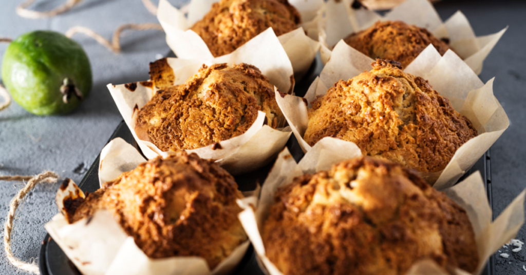 Muffins de Maçã e Canela para Diabéticos. Os Muffins de Maçã e Canela para Diabéticos são uma delícia saudável e fácil de fazer. A farinha integral, a maçã ralada e a canela formam a base dessa receita, enquanto o adoçante culinário substitui o açúcar comum. A massa é distribuída em forminhas de muffin e assada até ficar dourada e um palito inserido sair limpo. Estes muffins são a opção perfeita para um café da manhã ou lanche da tarde saudável para diabéticos, proporcionando uma alternativa doce, mas com baixo índice glicêmico.