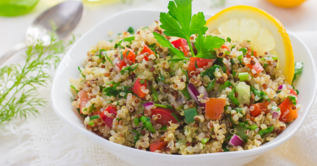 Salada de Quinoa com Legumes para Diabéticos. A Salada de Quinoa com Legumes para Diabéticos é uma receita leve e saborosa. A quinoa é cozida até ficar macia, enquanto a abobrinha, a cenoura e o pimentão são refogados até atingir a textura ideal. Os legumes são então misturados à quinoa, criando um prato repleto de cores e sabores. Esta salada pode ser servida quente ou fria, tornando-se uma opção versátil para almoços ou jantares. Para pessoas com diabetes, este prato proporciona uma refeição balanceada e rica em proteínas e fibras, auxiliando no controle eficaz da glicemia.