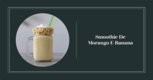 Smoothie de Morango e Banana para Diabéticos. O Smoothie de Morango e Banana para Diabéticos é uma bebida deliciosa e nutritiva. A banana, os morangos, o iogurte grego e o leite de amêndoas são batidos no liquidificador até ficarem bem misturados. Em seguida, adiciona-se gelo a gosto e bate-se novamente até ficar homogêneo. Servido bem gelado, este smoothie é uma excelente opção para um café da manhã ou lanche da tarde saudável para diabéticos, proporcionando uma bebida refrescante e com baixo índice glicêmico.