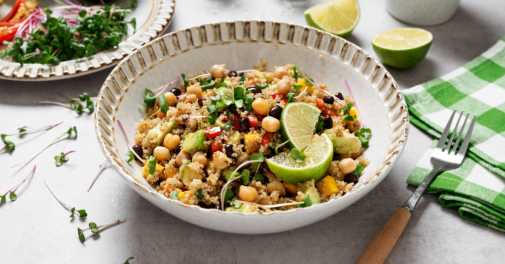 Salada de Grão-de-bico para Diabéticos. A Salada de Grão-de-bico para Diabéticos é uma refeição saudável e cheia de sabor. O grão-de-bico, o pimentão, a cebola, o pepino e o tomate são misturados em uma tigela. Em seguida, um molho de limão, azeite, sal e pimenta é preparado e despejado sobre a salada. A salada é então misturada e decorada com salsa fresca antes de ser servida. Esta receita é perfeita para um almoço ou jantar leve e nutritivo, fornecendo uma refeição com baixo índice glicêmico para pessoas com diabetes.