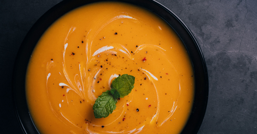 Sopa de Lentilha para Diabéticos. A Sopa de Lentilha para Diabéticos é uma receita reconfortante e nutritiva, ideal para o jantar. Combinando lentilha, cenouras, aipo, cebola e alho, esta sopa é cozida em um caldo de legumes sem sódio, temperada com tomilho e outros temperos. A sopa pode ser servida como está ou batida para uma textura mais cremosa. É uma excelente opção para quem busca uma refeição saborosa com baixo índice glicêmico, perfeita para pessoas com diabetes.