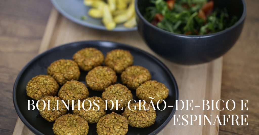 Bolinhos de Grão-de-Bico e Espinafre para Diabéticos. Os Bolinhos de Grão-de-Bico e Espinafre são uma opção incrível para diabéticos em busca de um lanche saudável e rico em proteínas. Com uma combinação nutritiva de ingredientes, eles são ideais para fornecer saciedade e evitar picos de glicose. A mistura do grão-de-bico com o espinafre traz não só sabor, mas também uma rica fonte de fibras e vitaminas. Além de ser uma opção vegetariana deliciosa, esses bolinhos podem ser incorporados em diversas refeições ou consumidos sozinhos como um snack. Fáceis de preparar e deliciosos, são a escolha perfeita para quem busca opções saudáveis sem abrir mão do sabor.