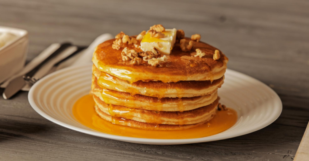 Panquecas de Amêndoas para Diabéticos. As Panquecas de Amêndoas são uma escolha deliciosa e saudável para diabéticos que buscam opções de café da manhã ou lanche com baixo índice glicêmico. Feitas com ingredientes simples e naturais, essas panquecas são ricas em proteínas e gorduras saudáveis fornecidas pelas amêndoas. A adição de frutas vermelhas proporciona um toque doce e refrescante. Fáceis de preparar e saborosas, são a escolha perfeita para quem busca manter os níveis de glicose no sangue controlados sem sacrificar o sabor.