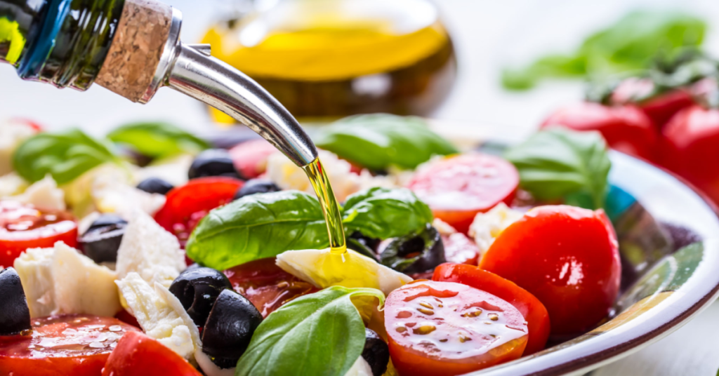 Salada Mediterrânea para Diabéticos. A Salada Mediterrânea para Diabéticos é uma opção leve e saborosa, composta por tomate cereja, pepino, cebola roxa, azeitonas pretas e queijo feta. O molho à base de azeite de oliva e limão realça os sabores dos ingredientes, enquanto a salsinha e o orégano frescos dão um toque especial. Além de ser deliciosa, esta salada segue os princípios da dieta mediterrânea e é ideal para pessoas que buscam controlar seus níveis de glicose através de uma alimentação saudável e equilibrada.