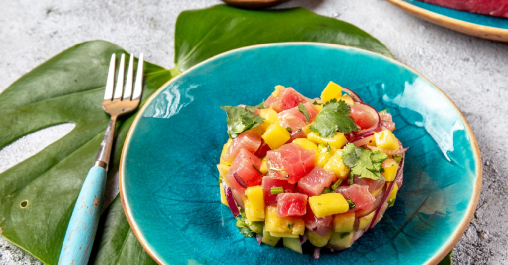 Salada Tropical para Diabéticos. A Salada Tropical é uma opção leve e deliciosa para os dias quentes. Combinando frutas como manga e abacaxi com abacate e pimentão, esta salada oferece uma mistura equilibrada de sabores doces, ácidos e salgados. Adicionado ao coentro e ao molho cítrico de limão, este prato é não só saboroso, mas também nutritivo e amigável para diabéticos, tornando-se uma escolha perfeita para um almoço ou jantar leve e saudável.