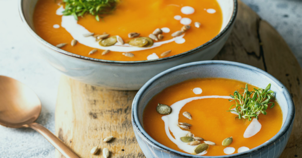 Sopa de Lentilha e Espinafre para Diabéticos. A Sopa de Lentilha e Espinafre para Diabéticos é uma proposta deliciosa e saudável, combinando lentilhas ricas em fibras com o espinafre nutritivo. A adição de cenoura, cebola e alho confere sabor e aroma ao prato, enquanto o cominho acrescenta um toque especial. Preparada com caldo de legumes sem sódio, esta sopa é ideal para pessoas que buscam controlar a glicemia e manter uma dieta balanceada. Servida quente, é a refeição perfeita para dias mais frios ou quando se deseja um prato reconfortante e nutritivo.