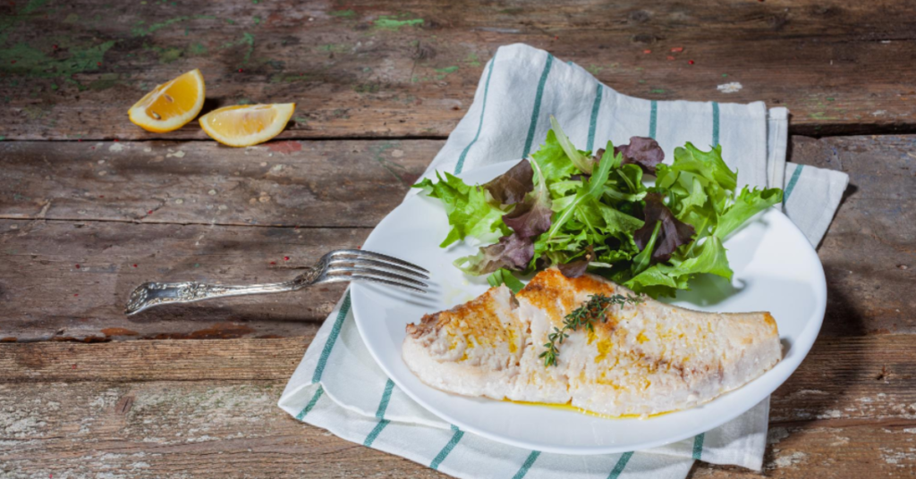 Filé de Peixe ao Molho de Limão para Diabéticos. O Filé de Peixe ao Molho de Limão é uma receita que combina sabor e saúde. Os filés de peixe oferecem uma excelente fonte de proteínas e ácidos graxos ômega-3, que são bons para o coração. O toque cítrico do limão não apenas eleva o sabor, mas também adiciona uma dimensão fresca ao prato. É uma opção perfeita para um jantar leve e saudável, especialmente para aqueles que estão monitorando seus níveis de glicose. Simples de preparar, mas sofisticado o suficiente para impressionar, este prato é um verdadeiro vencedor!