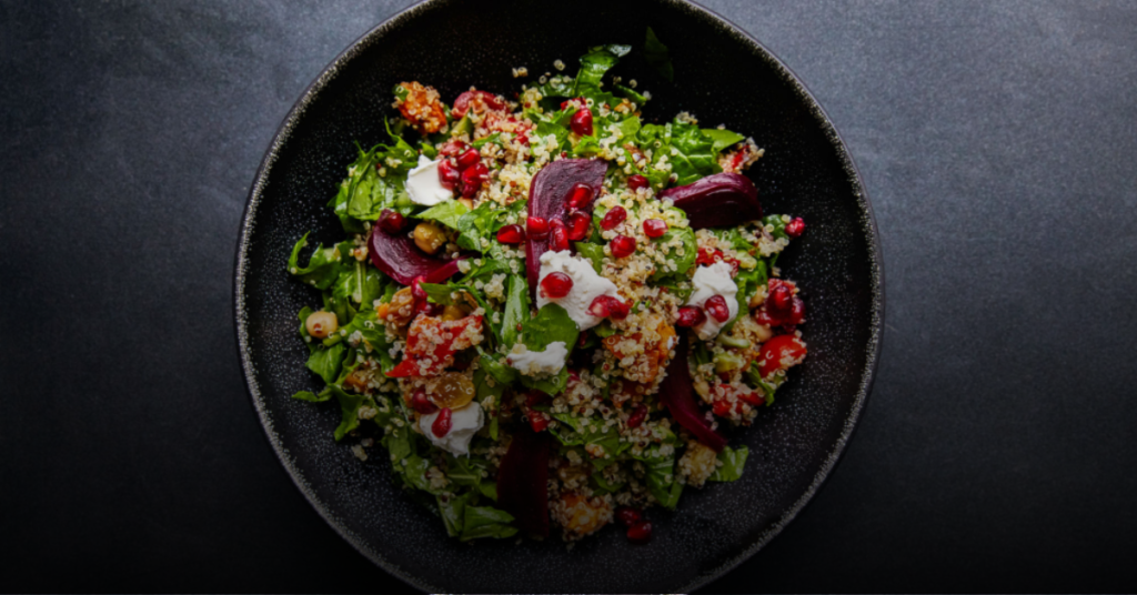 Salada de Quinoa com Frango para Diabéticos. A Salada de Quinoa com Frango para Diabéticos é uma excelente escolha para uma refeição equilibrada. Rica em proteínas e fibras, esta salada é tão deliciosa quanto nutritiva. O molho à base de limão e azeite adiciona um toque de frescor, tornando-a perfeita para qualquer estação do ano.