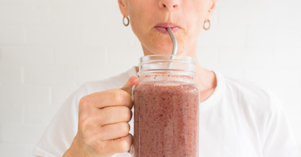 Smoothie de Frutas Vermelhas e Aveia para Diabéticos. Este Smoothie de Frutas Vermelhas e Aveia é uma forma deliciosa e nutritiva de começar o dia. É baixo em açúcar e rico em fibras, tornando-o ideal para diabéticos. A aveia e as sementes de chia adicionam uma camada extra de nutrição, enquanto o leite de amêndoas dá um toque suave e cremoso.