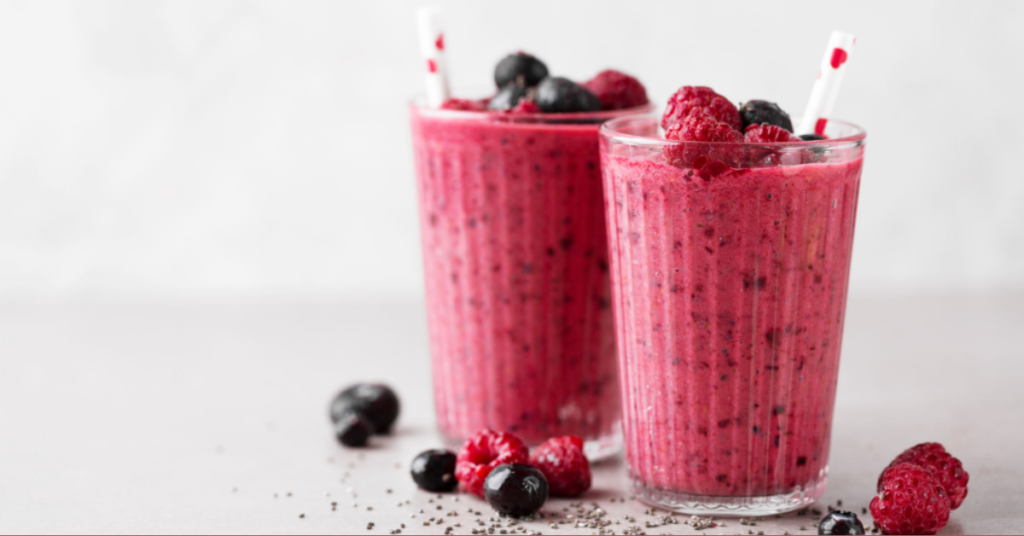 Smoothie de Frutas Vermelhas para Diabéticos. O Smoothie de Frutas Vermelhas para Diabéticos é uma opção deliciosa e nutritiva para quem procura uma bebida refrescante. As frutas vermelhas fornecem antioxidantes e a chia adiciona uma dose de fibra, tornando esta receita não só gostosa mas também benéfica para a saúde.