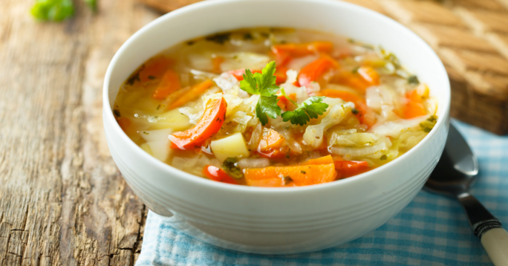 Sopa de Frango com Abóbora e Espinafre para Diabéticos. A Sopa de Frango com Abóbora e Espinafre é uma excelente opção para quem busca uma alimentação balanceada e saborosa. Esta receita é rica em nutrientes essenciais e é ideal para diabéticos ou para quem quer uma refeição confortante e saudável.